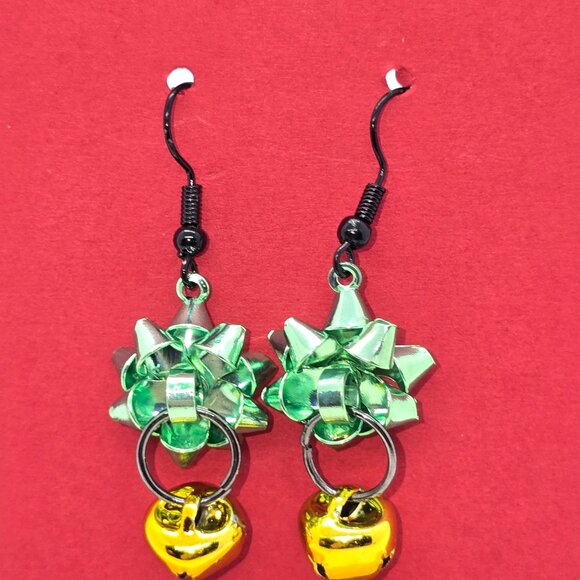 Handcrafted Green bow with gold bell christmas dangle earring - Picture 5 of 6